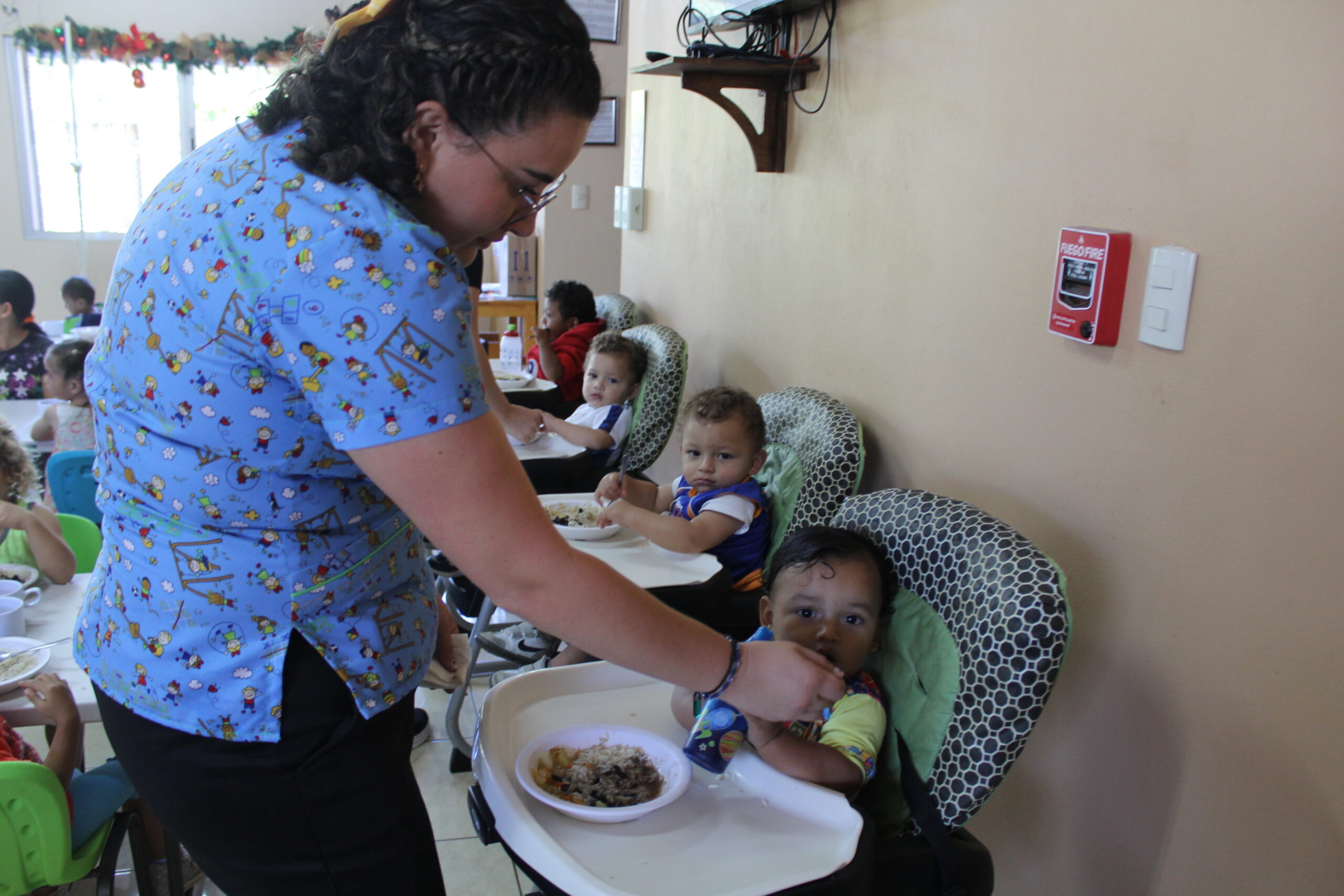 Hijas e hijos de recolectores de café en Naranjo son atendidos por CEN-CINAI