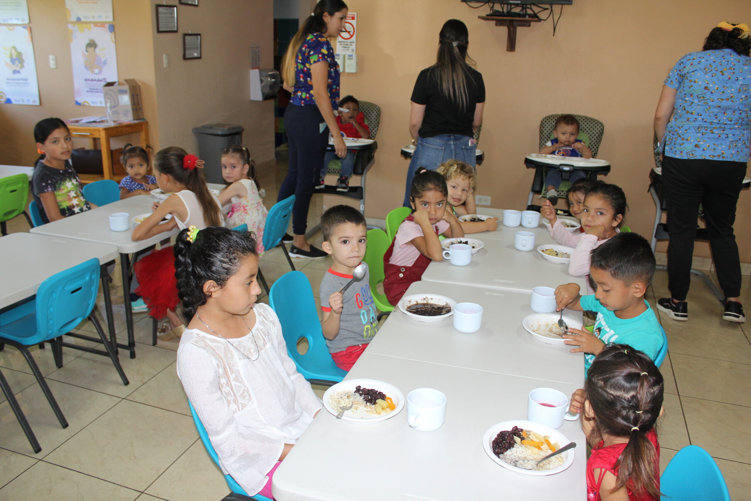 Hijas e hijos de recolectores de café en Naranjo son atendidos por CEN-CINAI