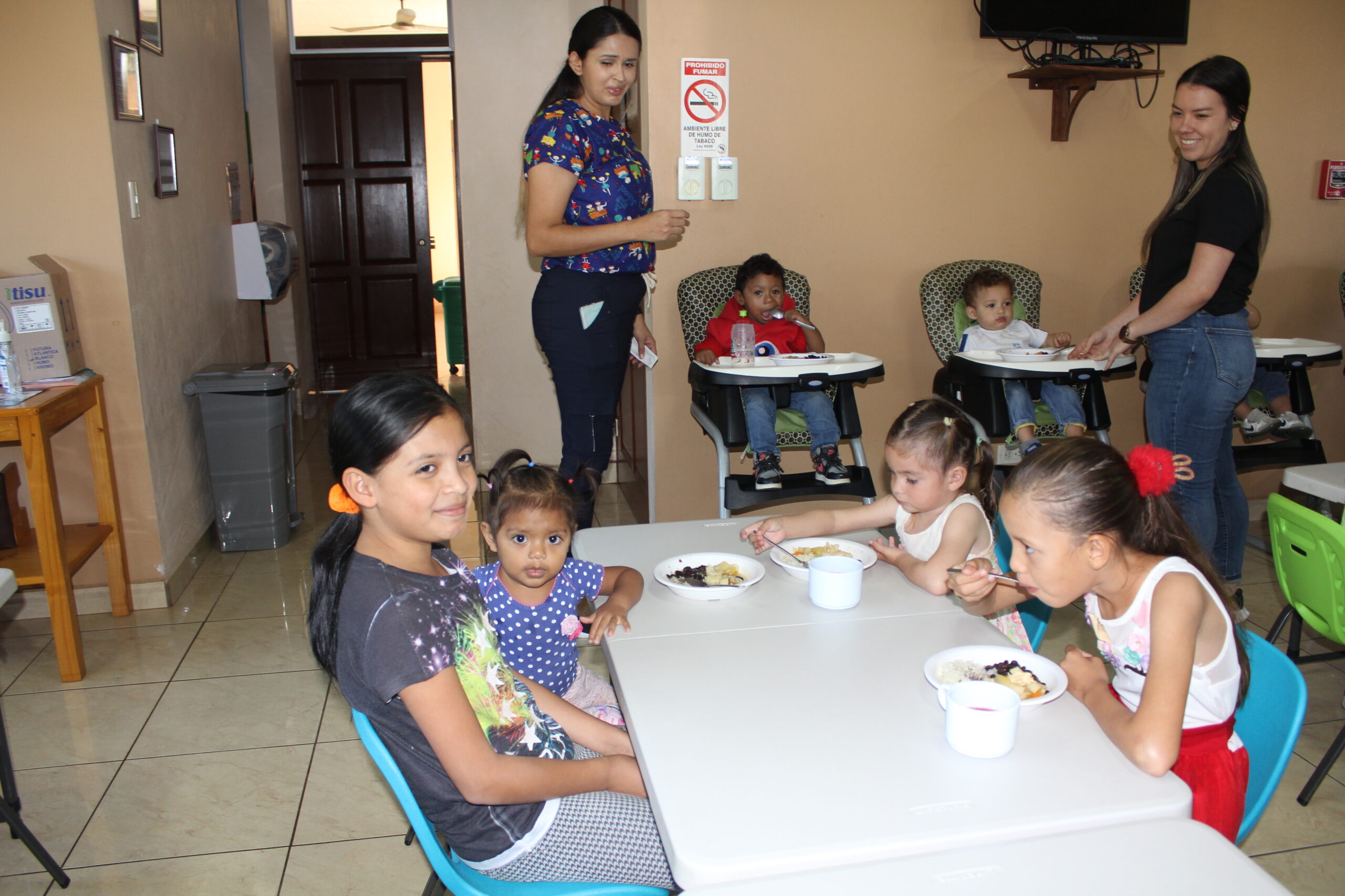 Hijas e hijos de recolectores de café en Naranjo son atendidos por CEN-CINAI